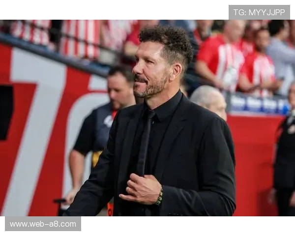 阿尔瓦雷斯绝杀后西蒙尼与助手相拥，马竞教练席饮水瓶倒地