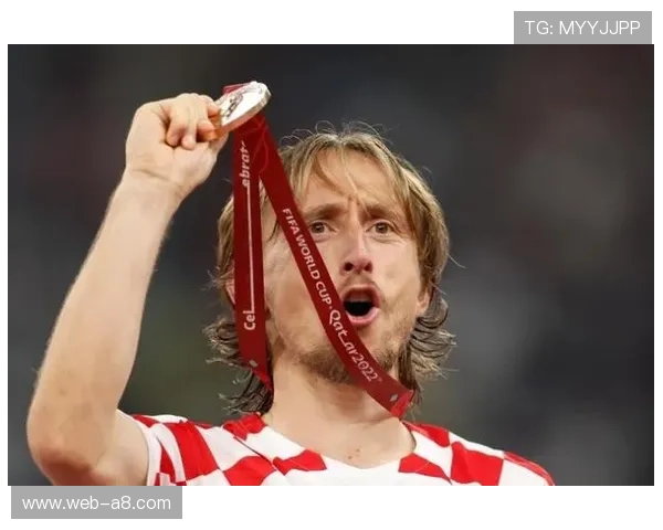 终场哨响，克罗地亚老将莫德里奇跪地掩面：里昂六连胜奇迹背后的逆袭密码